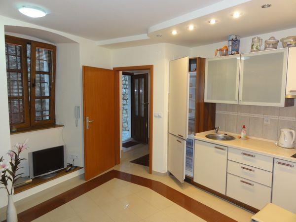 Dobar stan 95m2  u Stari grad Budva