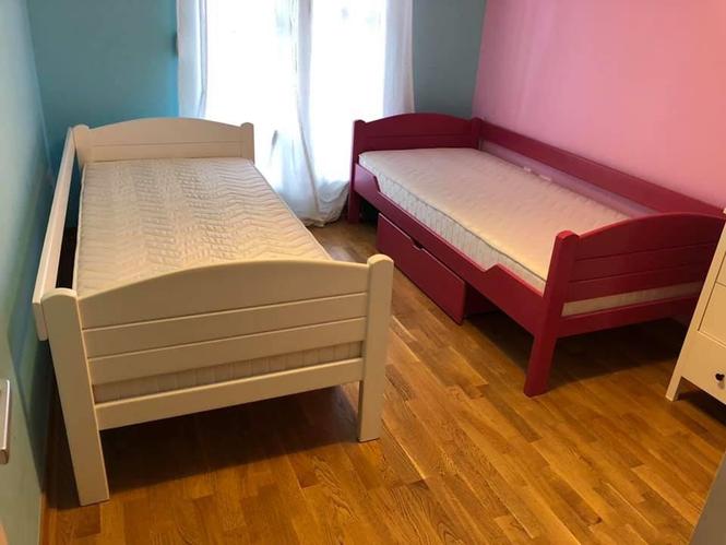 dva kreveta puno drvo,kuvana bukovina. sa dva duseka i dvije