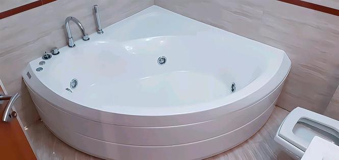 PRODAJEM JACUZZI KADU