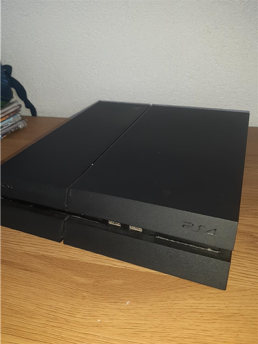 Prodajem Play Station 4