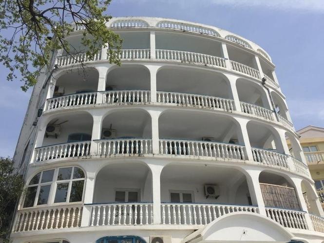 Hotel povrsine 1700m2 Sastoji se od 30 soba