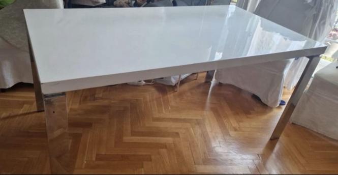 Trpezarijski sto