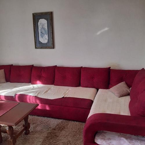 Izdaje se dvosoban stan u Maslinama u sklopu kuce u blizini 