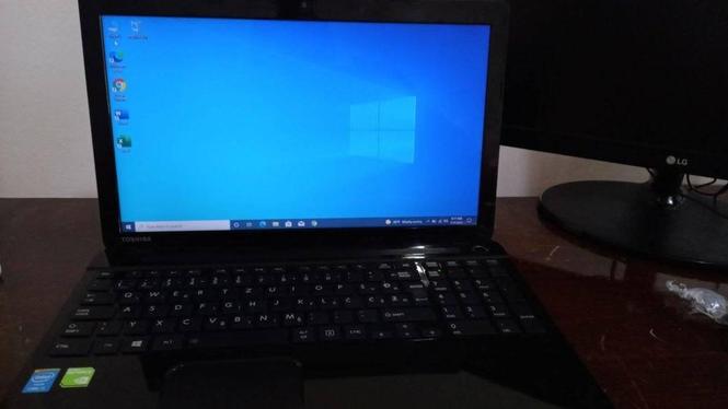 TOSHIBA i5 Laptop Baterija dobra, Odlican