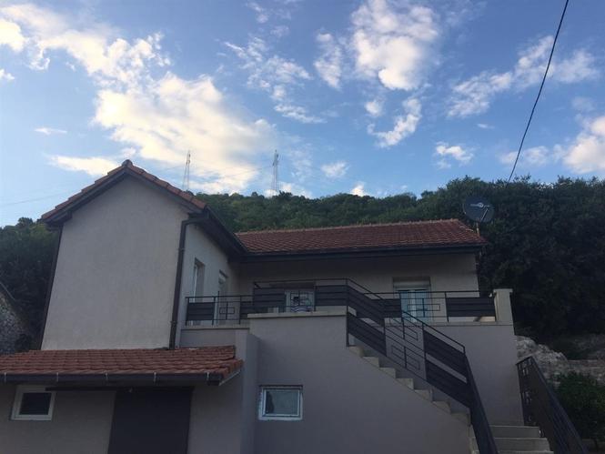 Izdajem kuću u Tološima