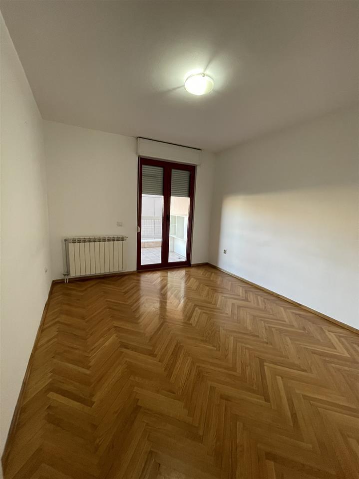 Izdavanje-dvosoban-nenamješten-stan-Preko-Morače
