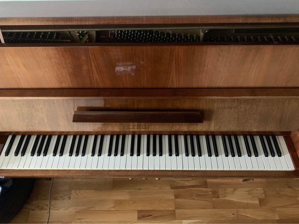 PRODAJEM-PIANINO-PETROF