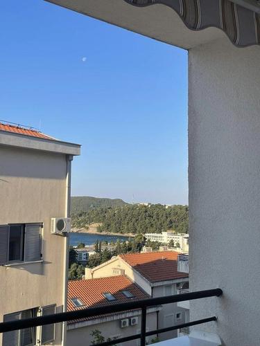 Izdajem
