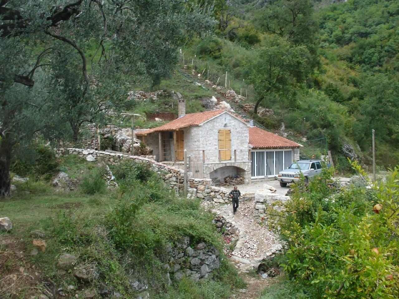 Neurbanizovan-plac-povrisne-2100-m2-Sveti-Stefan