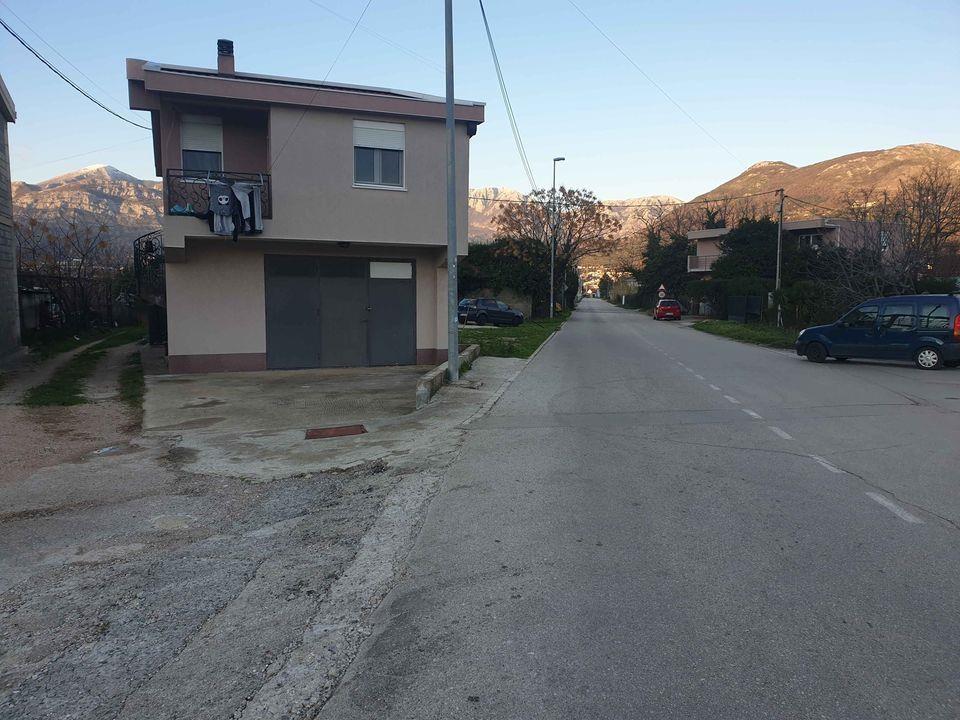 Kuca-sa-placem--BAR-POLJE-