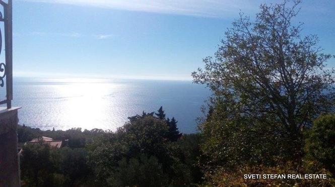 Plac povrsine 800 m2 nalazi se 200 m iznad magist