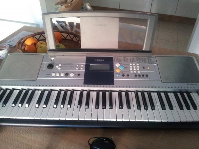YAMAHA PSR-E323