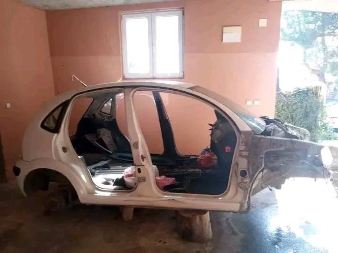 SKOLJKA.    OD.      CITROENA.   C3.      SA.    PAPIRIMA