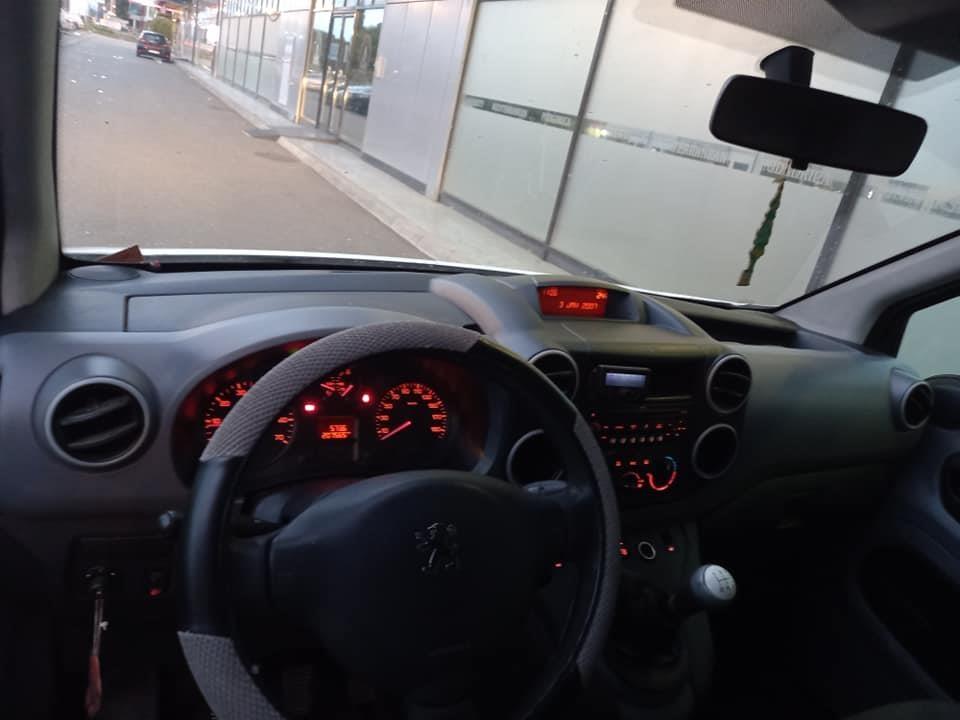 Peugeot-partner-1-6-hdi-66-kw-2009-god