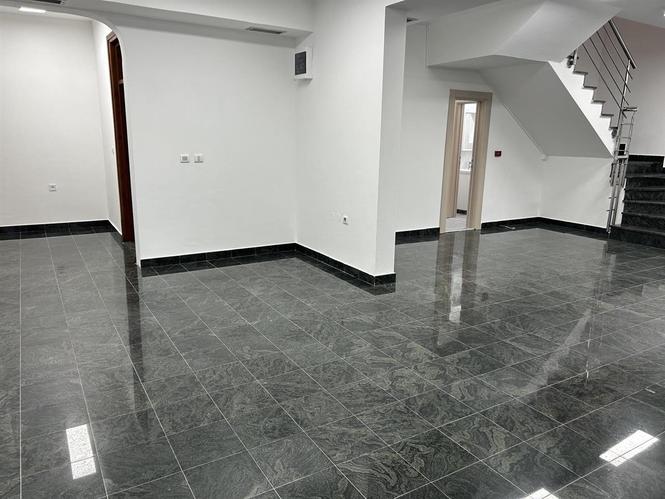 PRODAJA ILI IZDAVANJE POSLOVNOG PROSTORA NA RIMSKOM TRGU