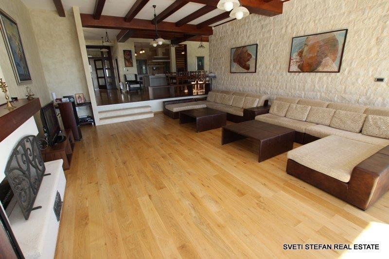 -Luksuzna-kamena-vila-povrsine-600m2-Bečići