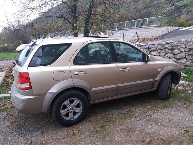 Kija sorento 2.5crdi registrovana jos 9mjeseci 4 nove gume j