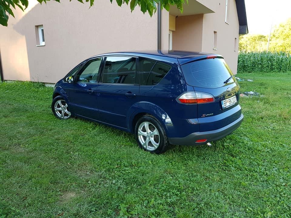 Ford-S-Max-2010