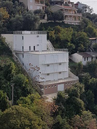 Vlasnik prodaje zgradu 1321m²