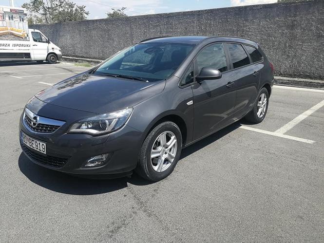 Opel Astra 2.0Cdti 121kw 2012god