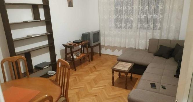Izdaje se stan na Zabjelu 45m2, 4. sprat ima lift