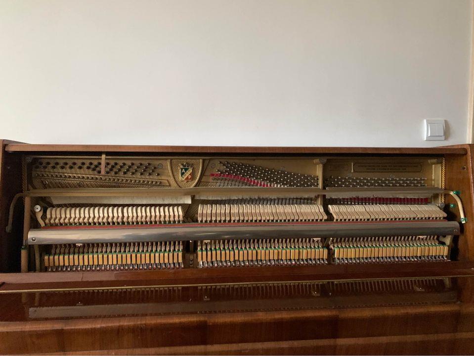 PRODAJEM-PIANINO-PETROF