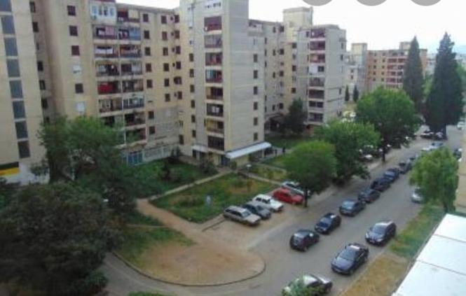 PRODAJA, JEDNOSOBAN AMERICKI CENTAR
