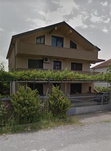 Kuca na Zlatici magistrali 