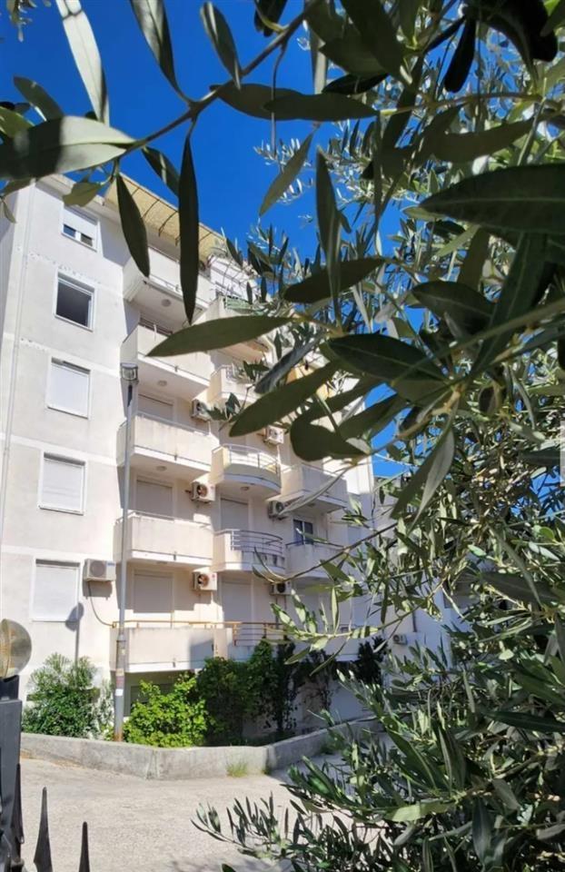 Garsonjera-kod-Garden-kafea--Budva