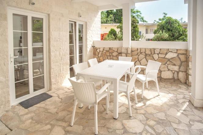 Kuća apartmanskog tipa u Baošićima blizu mora