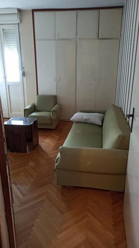 Izdajem stan. Stan ima oko 65kvm. Dvosoban je, nalazi se na 