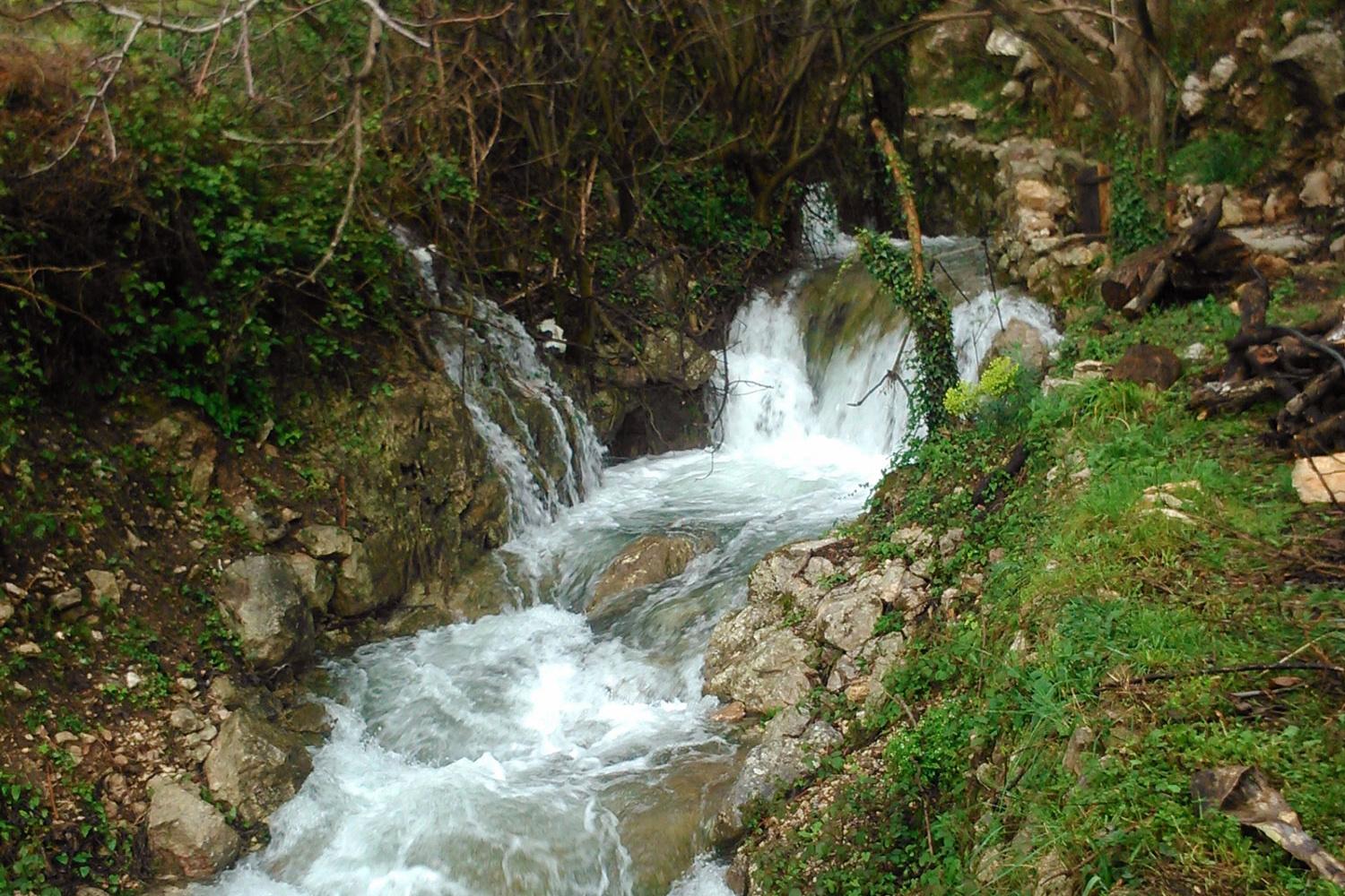Kuća-sa-izvorskom-vodom-i-placem-u-Buljarici