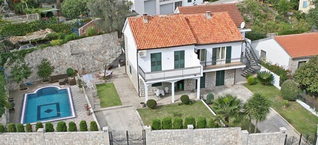 Kuca od 400m2  sa bazenom