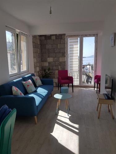 Kumbor-stan 27m2+20m2 terasa blizu mora,NOVO