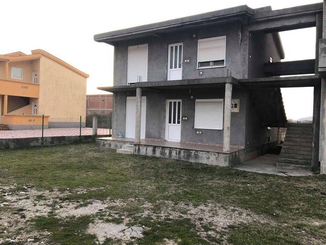 Prodajem kuću 150m2 sa placem od 150m2 Ulcinj -Donji Štoj ud