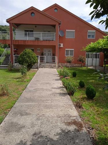 Kuca 212 m2 sa placem 4659m2 280000e