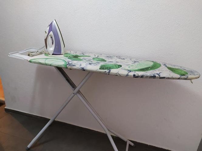 Sto za peglanje i pegla