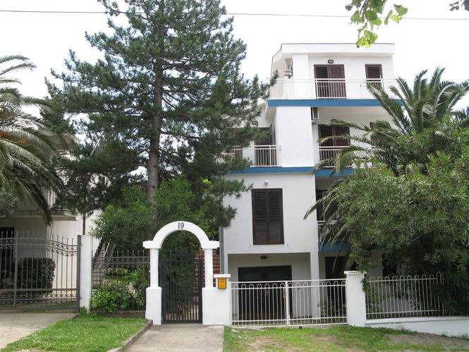 SUTOMORE-prodajem osam apartmana 