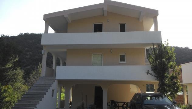 Kuca od 320m2 na plac 370m2 u Bar