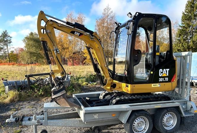 2013 Bager CAT 301.7D + transportna prikolica