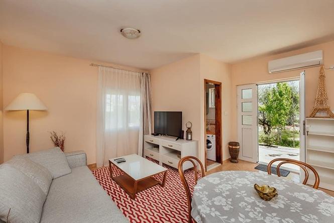 Long term rent, 500 per month. DJENOVIĆI.