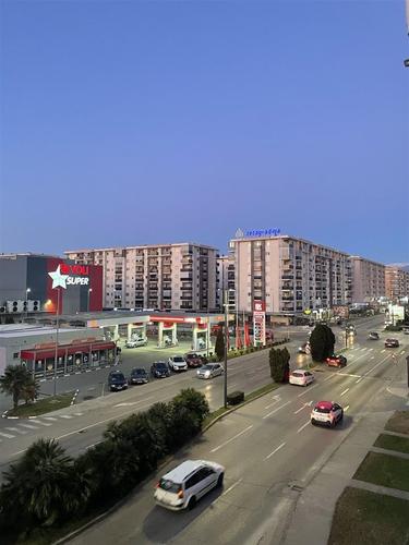 PRODAJA, GARSONJERA KOD DELTE