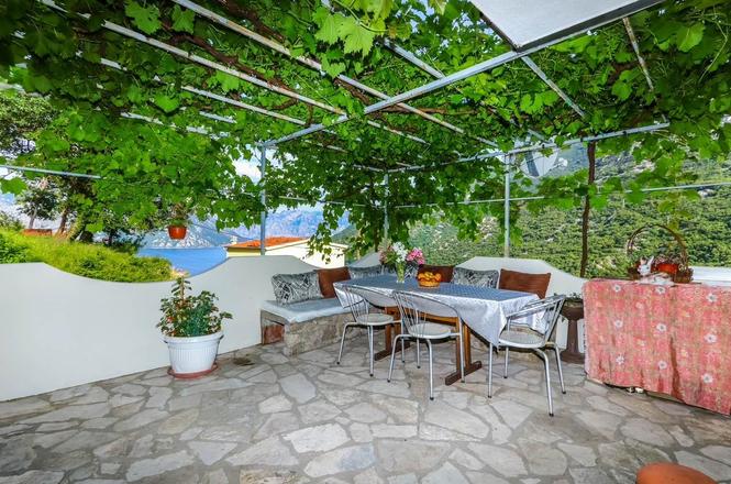 Iznajmljujem jedan sprat kuce u Morinju ,Kotor, do 1.Jula