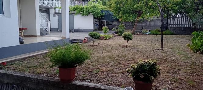 Kuća u Bijeloj na 150 m od mora