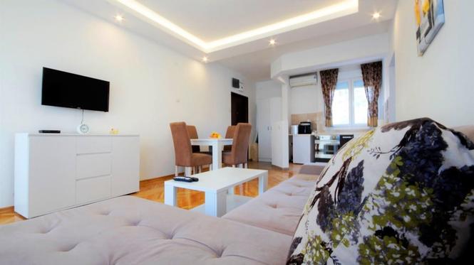Izdajem dvosoban stan-apartman u Budvi