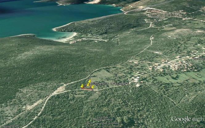 Plac u Djurasevicima , iznad plaze PLAVI HORIZONTI