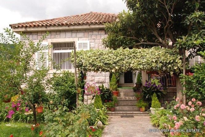 Kuca povrsine  113m2 na placu od 751m2. Po detaljn
