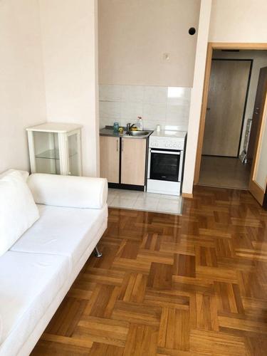Izdaje se nenamjestena garsonjera 25m2 u zgradi Zeta Gradnje