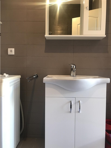 Bar Rentiram nov jednosoban moderan stan 