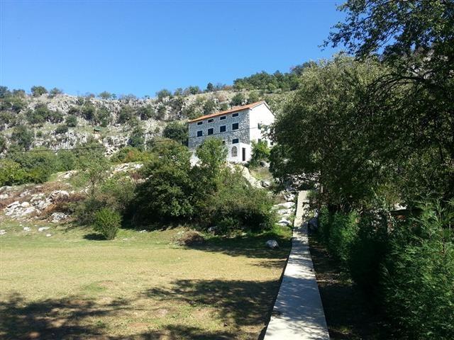 Izdaje se studio 6km od Vezirovog mosta